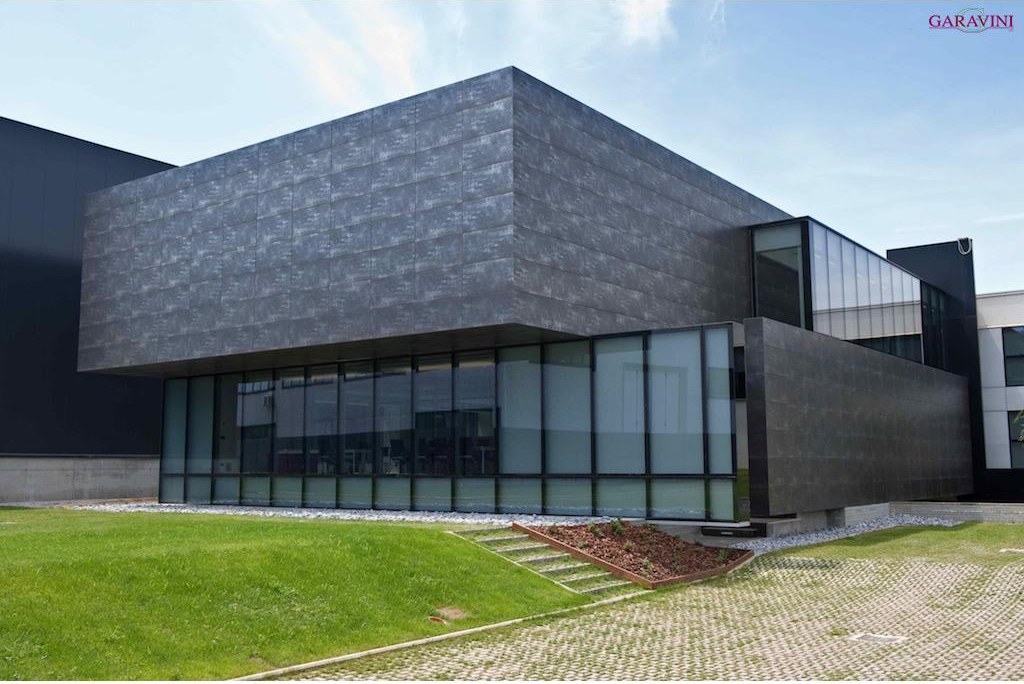 La sede AEC Illuminazione ad Arezzo con la facciata in lastre ceramiche